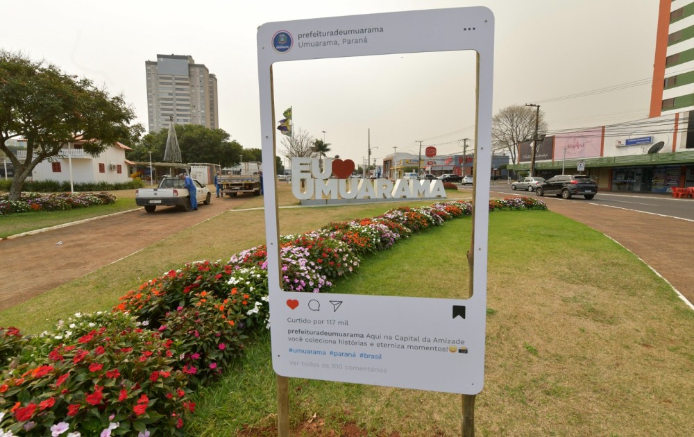 Painéis nos pontos turísticos para pessoas guardarem recordações de Umuarama