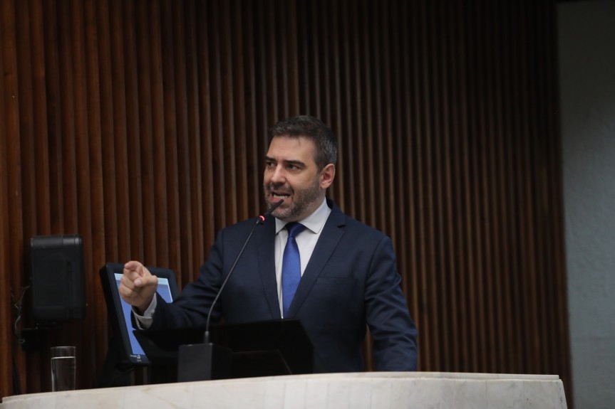 Proposta na Alep impede o uso de linguagem neutra nos hinos no Paraná