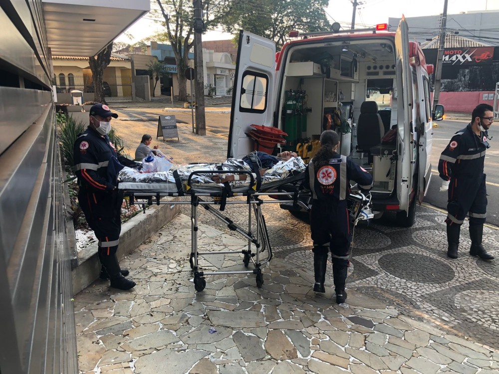Homem leva quatro tiros enquanto esperava ônibus em Mariluz na madrugada de hoje