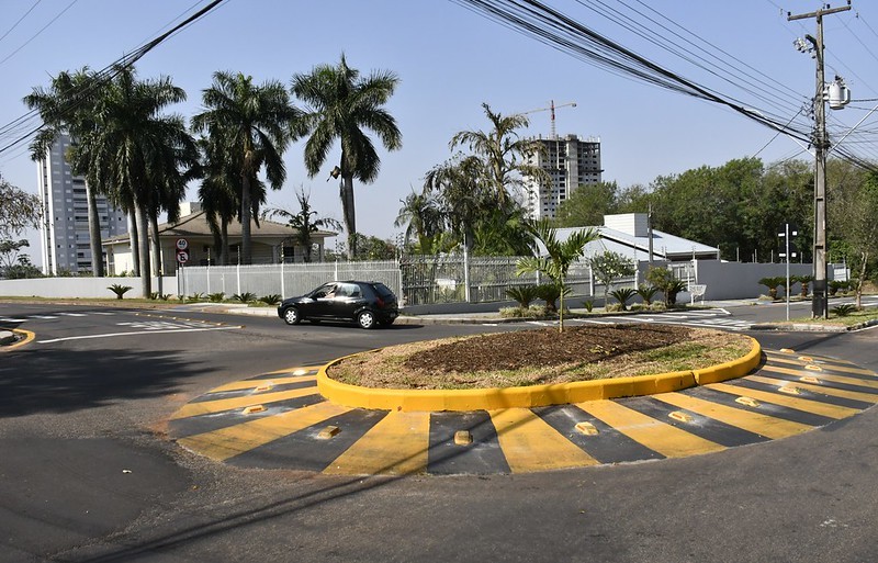 Rotatórias melhoram fluidez do trânsito e dão mais segurança a motoristas e pedestres