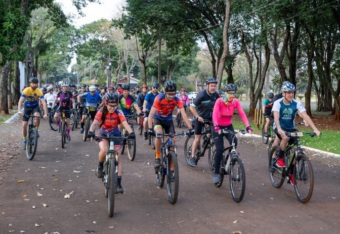 Passeio Ciclístico da Itaipu reuniu centenas de participantes no sábado