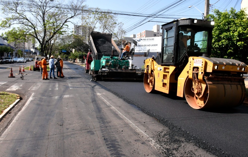 Recapeamento renova o asfalto em vias de grande movimento no centro e bairros