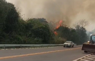 Incêndio ambiental deixa PR-323 totalmente interditada entre Iporã e Cafezal do Sul
