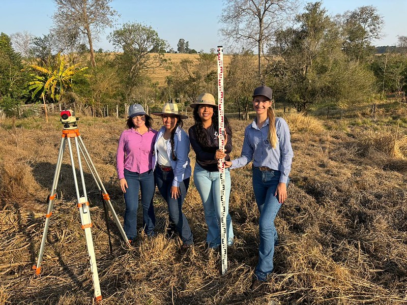 Acadêmicos da disciplina de Topografia da UEM são os executores do programa