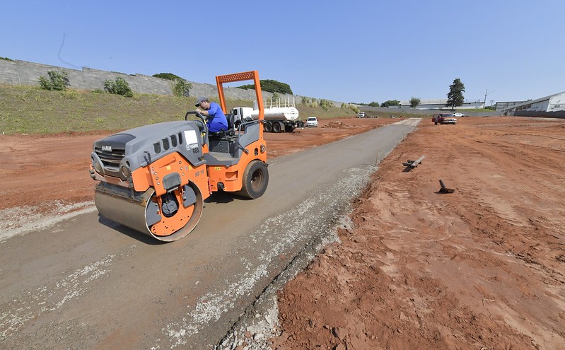 Espaço para ampliação do cemitério municipal recebe pavimentação asfáltica