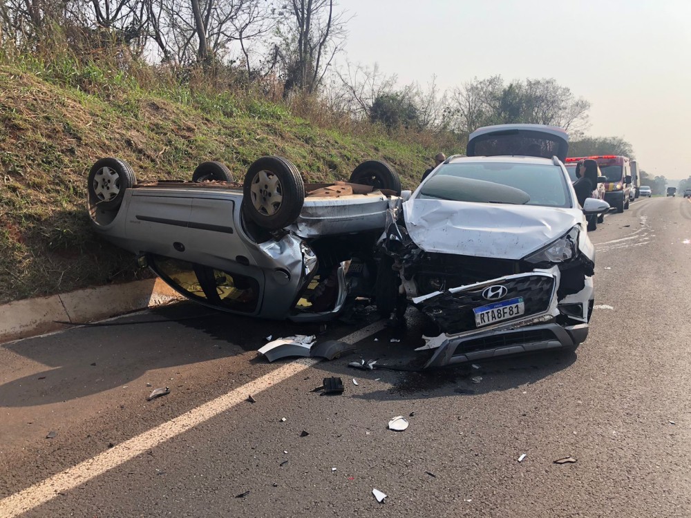 Colisão entre dois carros e um caminhão termina em capotamento na rodovia PR-323