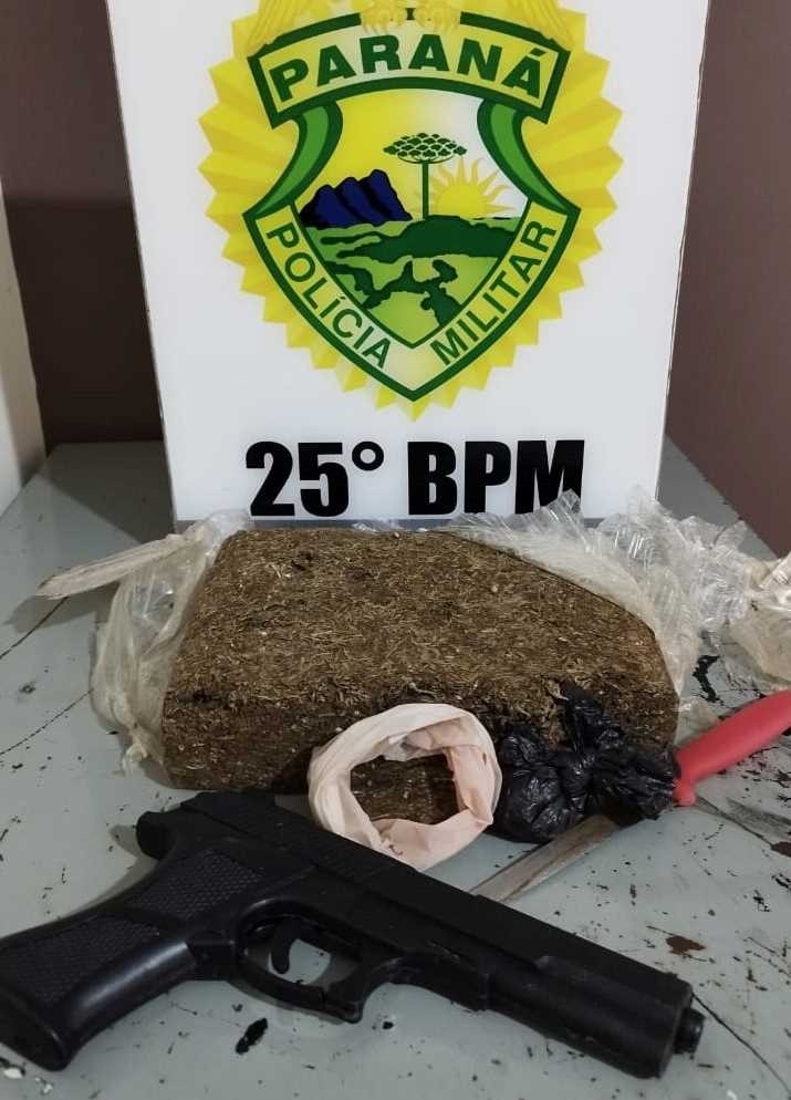 Traficante é preso pela PM com droga e simulacro de arma de fogo em Cafezal do Sul