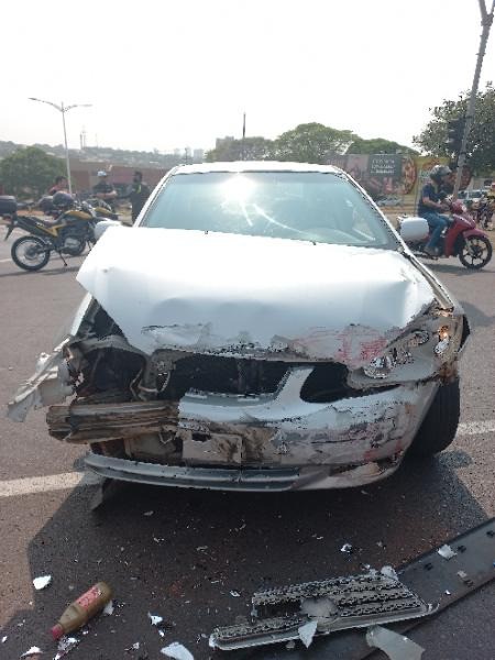 Motorista sem CNH bate Corolla em ambulância do Corpo de Bombeiros