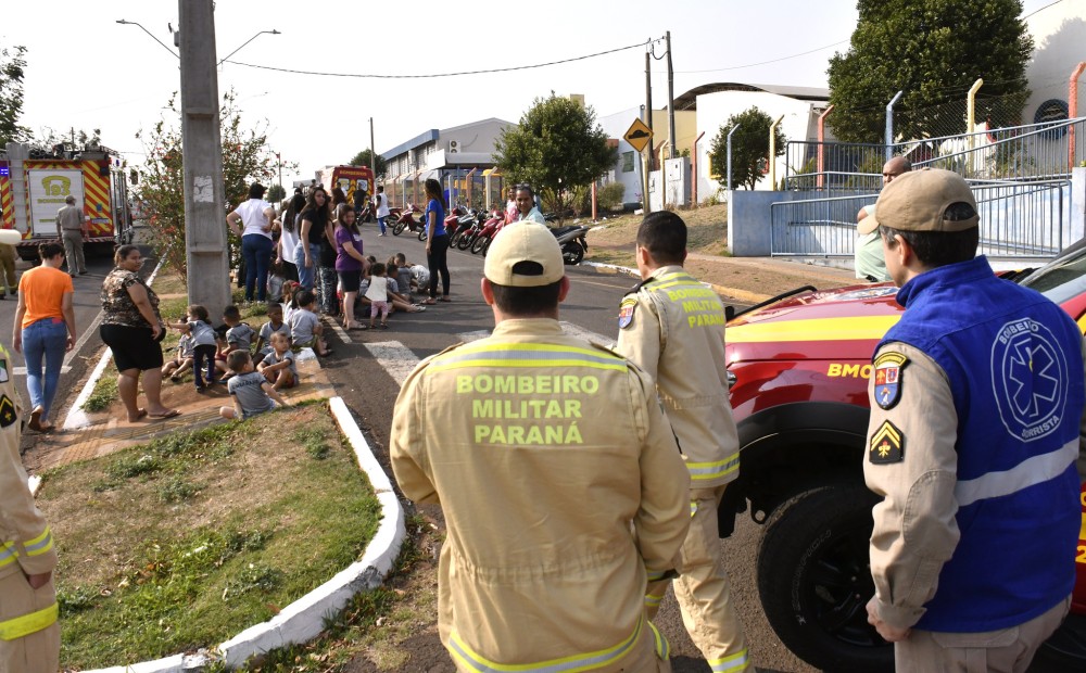 Defesa Civil e bombeiros simulam situação de incêndio e plano de evacuação escolar
