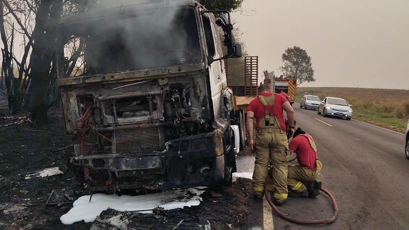 Incêndio consome cabine de caminhão prancha da Prefeitura na PR-580