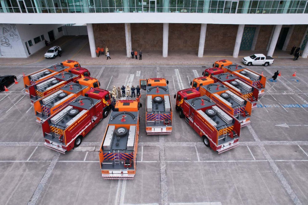 Governador entrega 10 novos caminhões para combate a incêndios