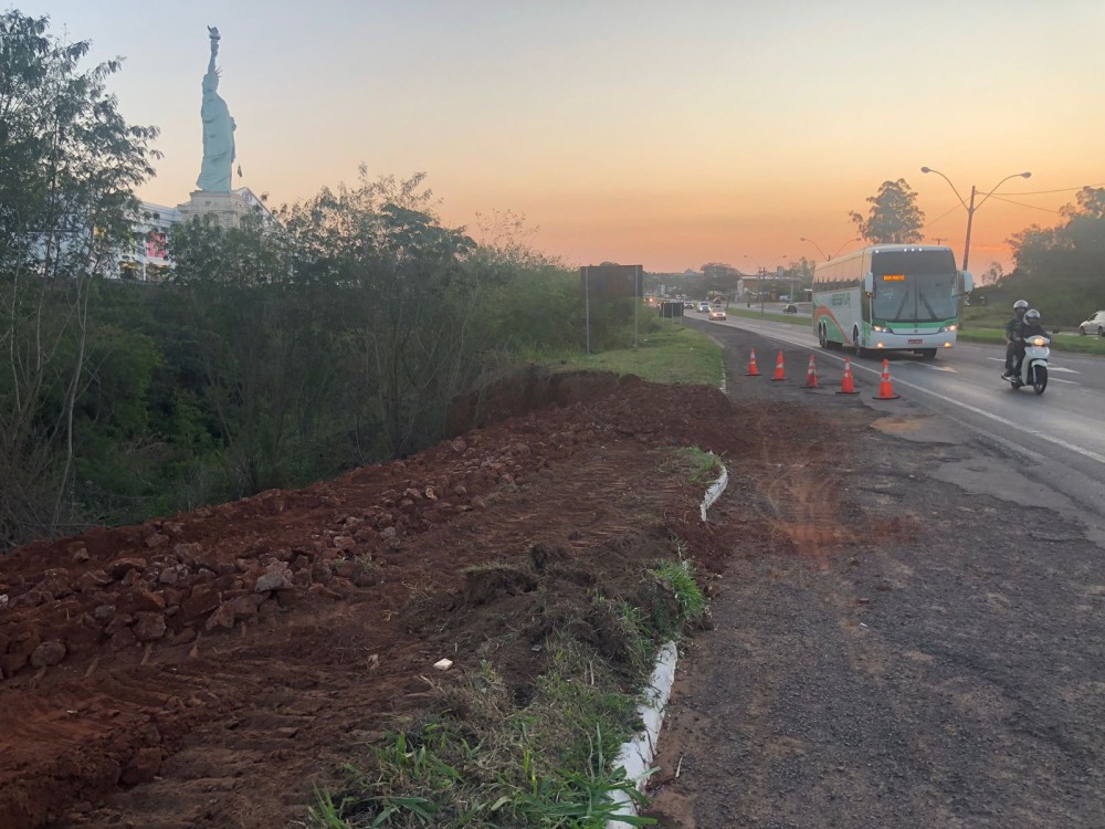 Nova cratera se abre por causa das chuvas à beira da rodovia PR-323 ao lado da Havan