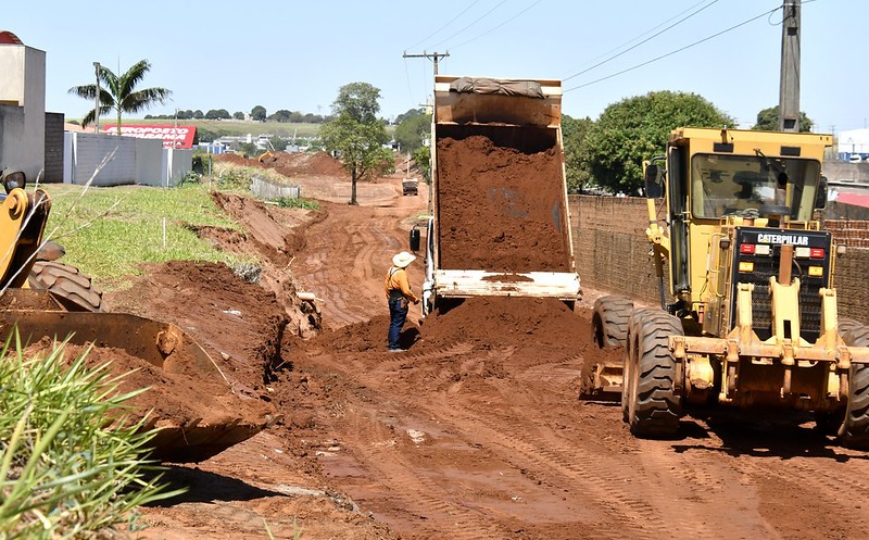 Iniciada pavimentação da rua que liga o aeroporto regional ao Parque Industrial