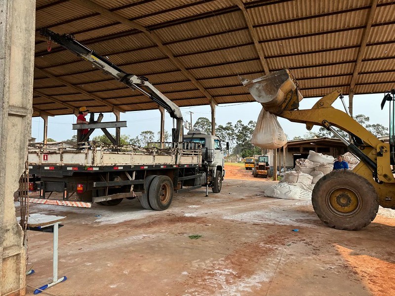 Agricultura entrega quase 100 toneladas de calcário aos pequenos produtores