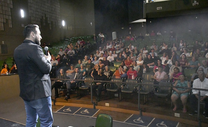 Idosos participam de palestra especial sobre ataques e crimes cibernéticos