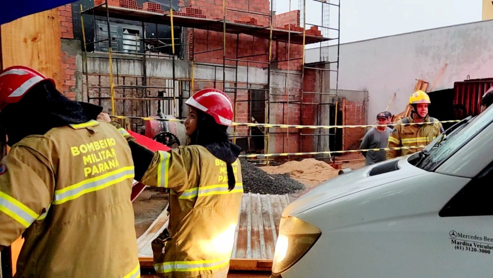 Muro cai e derruba andaime onde estavam dois trabalhadores. Foram socorridos pelo Samu