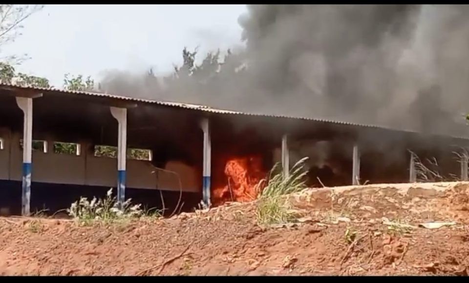 Incêndio em antiga garagem da prefeitura de Cruzeiro do Oeste pode ter sido criminoso