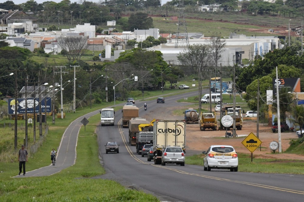 Prefeito assina documento para início das obras da Avenida Pedromiro José Fernandes
