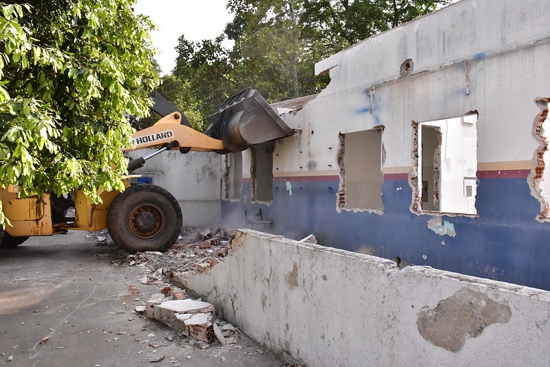 Demolição de UBS marca início das obras do novo Pronto Atendimento no Jardim Cruzeiro