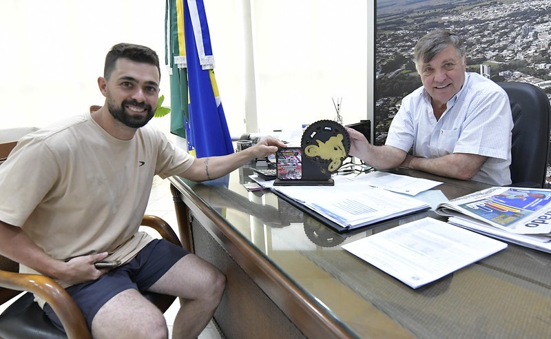 Prefeitura recebe troféu de agradecimento por apoio à realização da semifinal da Copa Pro Tork de Velocross
