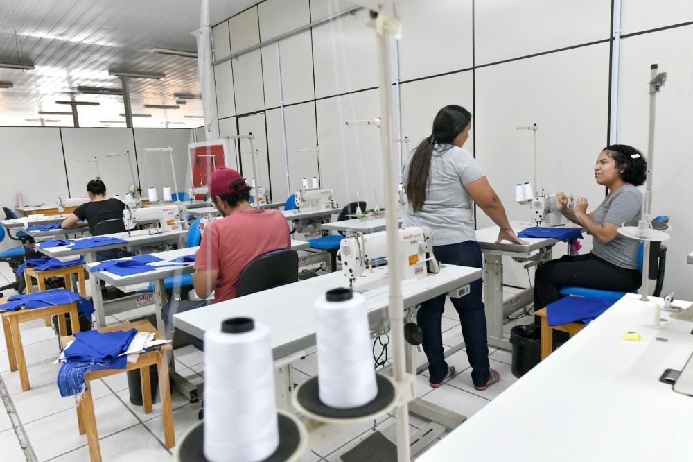 Agência do Trabalhador abre inscrições para dois cursos grátis: frentista e costura industrial