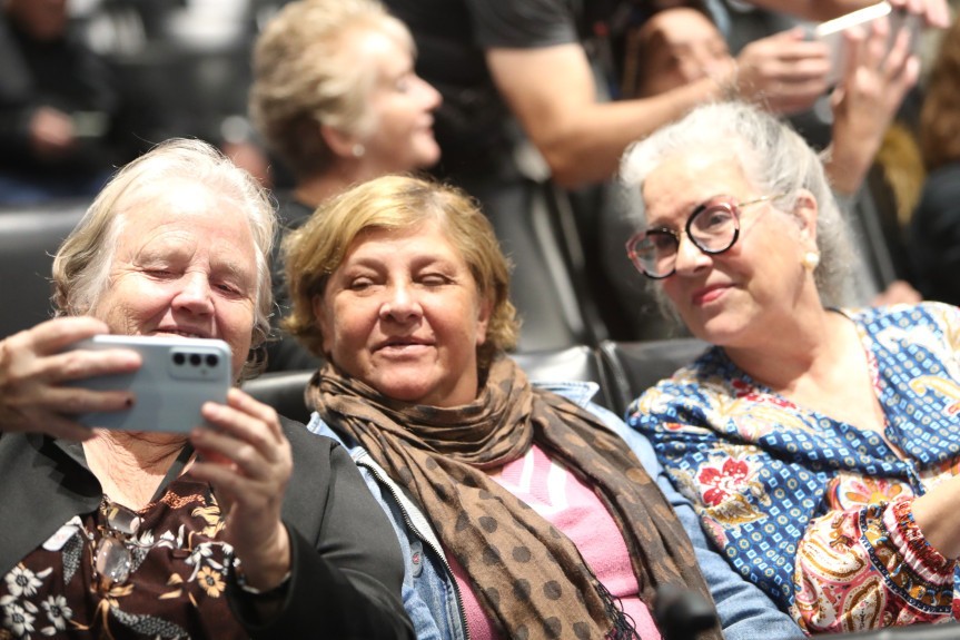 Idosos aprendem na prática as funcionalidades dos aplicativos para celulares