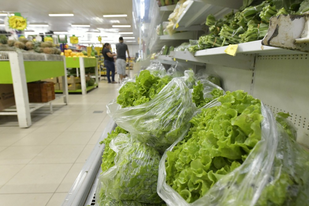 Cesta básica fica 2% mais cara de setembro para outubro, informa o Procon