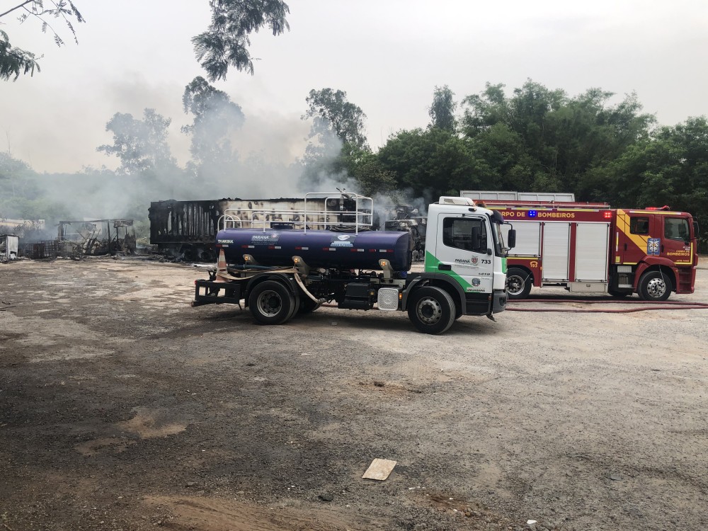 Incêndio destrói carretas em transportadora ás margens da PR-323