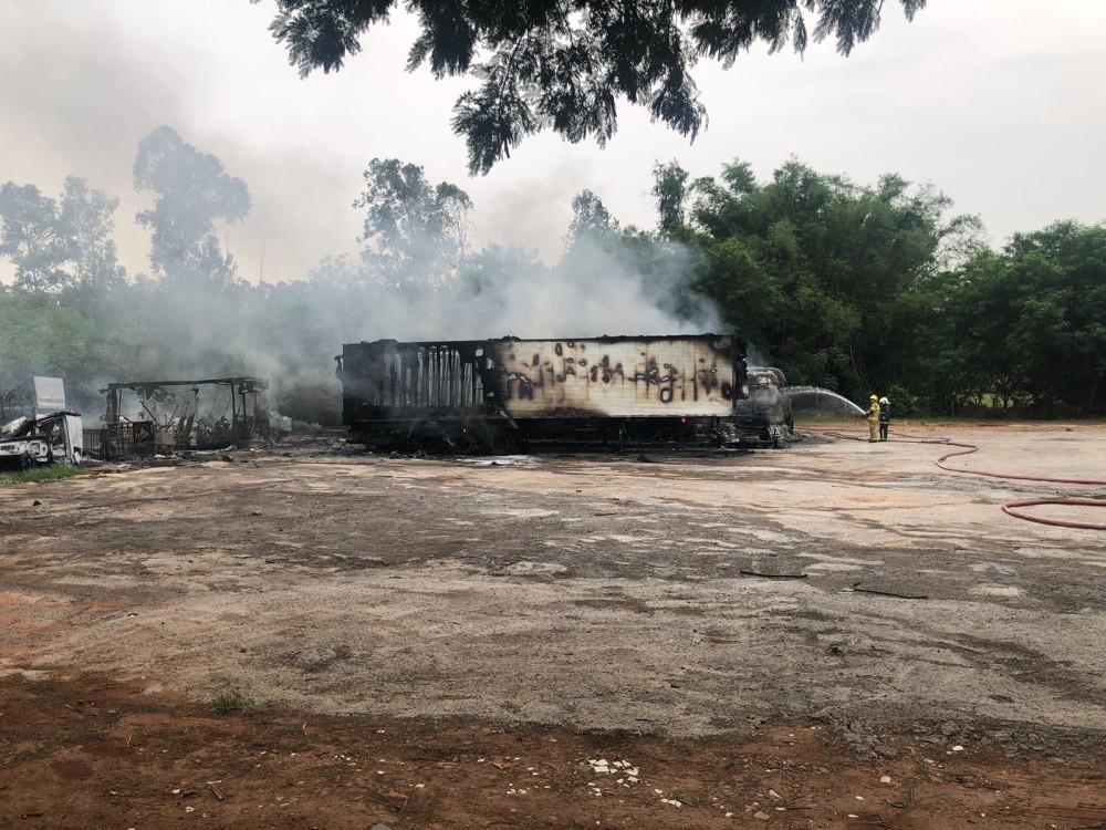 Seis carretas foram destruídas em incêndio que atingiu pátio de transportadora na PR-323