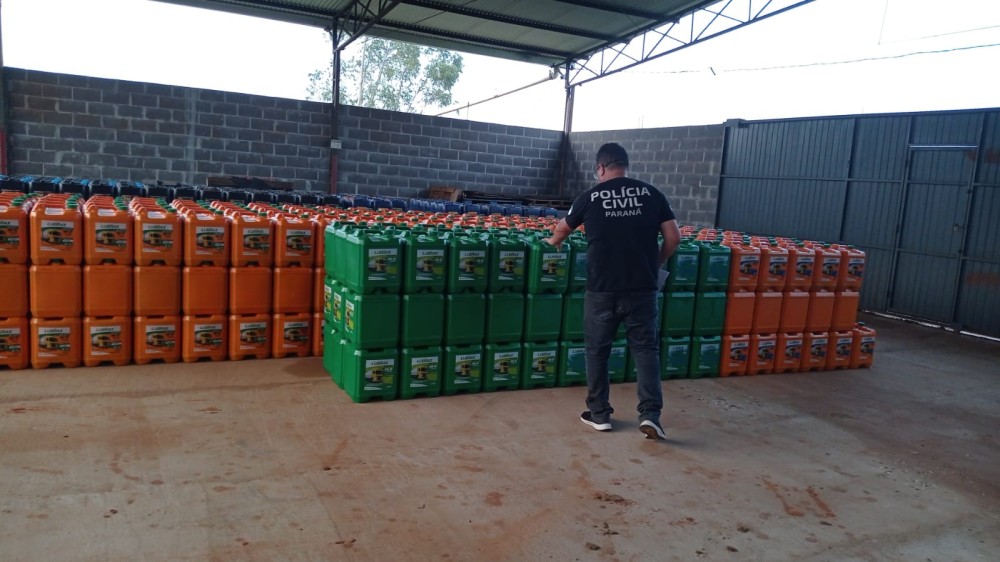 Polícia Civil apreende em Umuarama quase 1 mil galões de óleo lubrificante falsificados