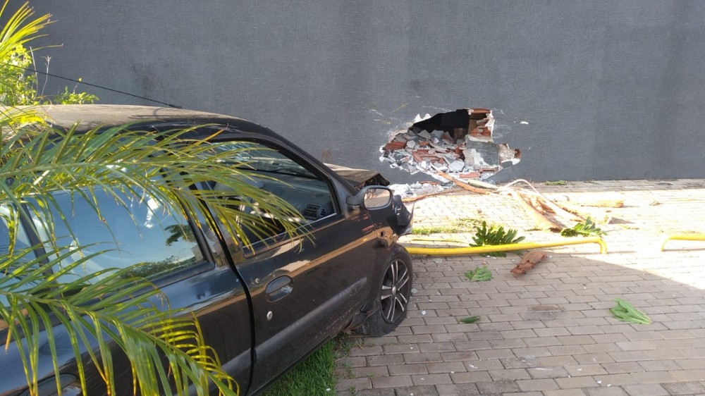 Mulher perde o controle da direção de Clio e bate em muro de empresa na avenida Portugal