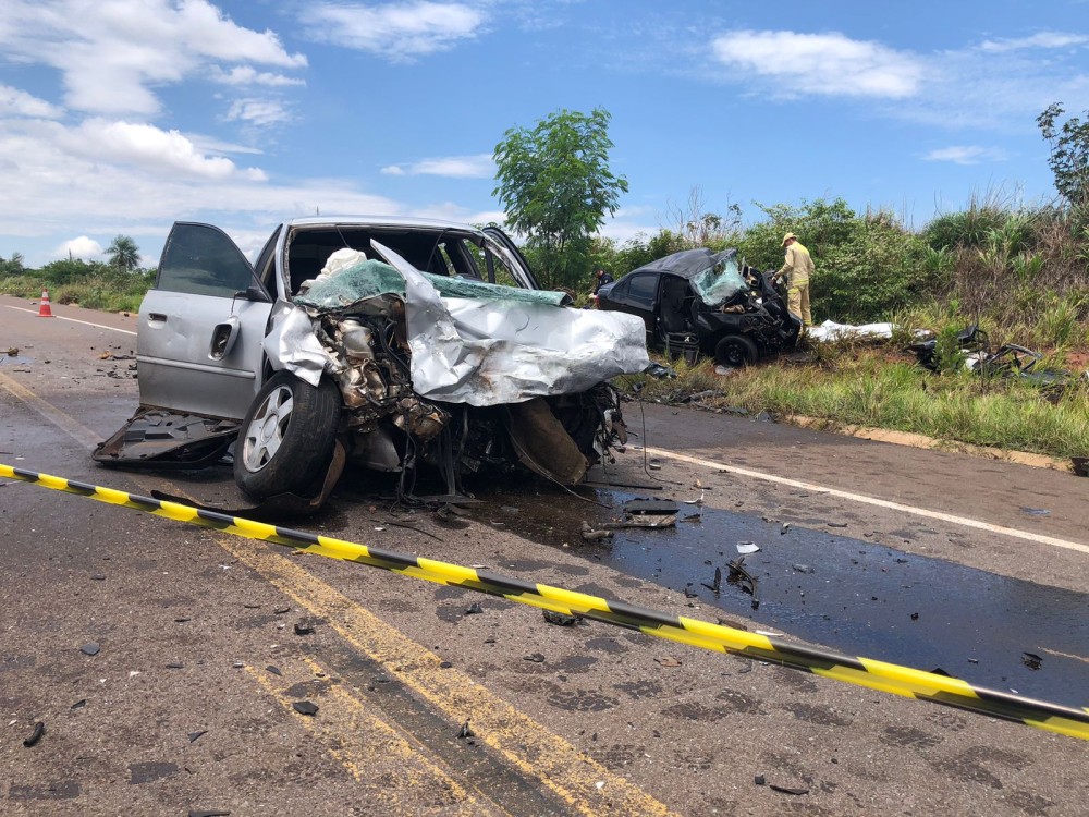Três jovens morrem em violenta colisão frontal entre dois carros na Estrada Boiadeira
