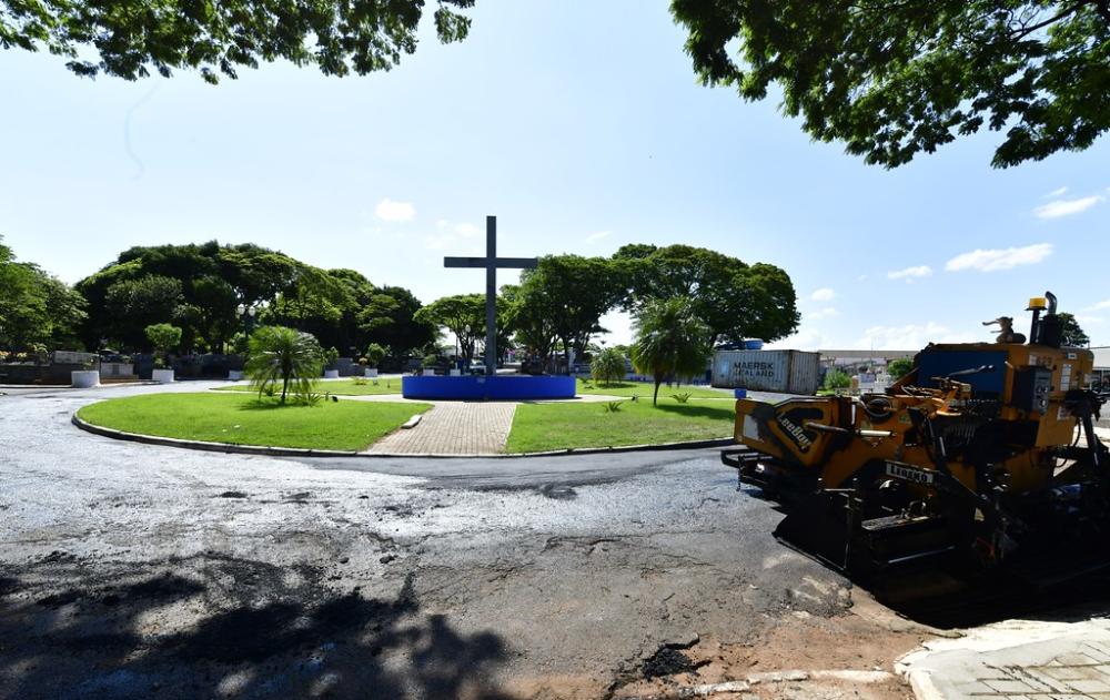 Acesf e Secretaria de Obras realizam recapeamento asfáltico nas ruas do cemitério