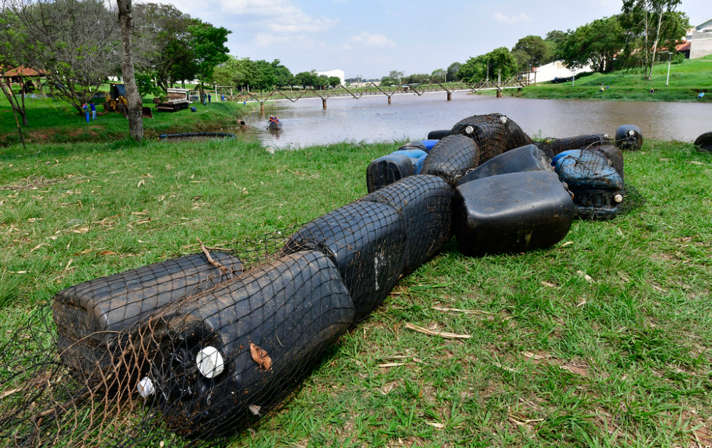 Chuva rompe ecobarreira do Lago Aratimbó e Secretaria faz operação de recuperação
