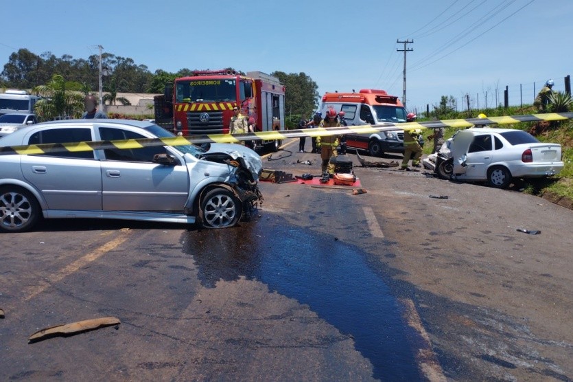 Idoso morre preso ás ferragens de seu carro em acidente entre Umuarama e Maria Helena