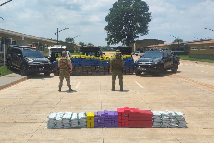 PM apreende 2,8 toneladas de maconha e 51 quilos de inseticida contrabandeado