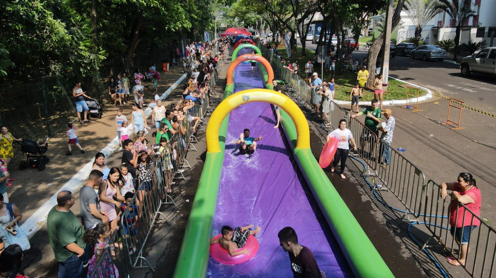 Domingo a diversão está garantida com o super toboágua no Bosque Uirapuru