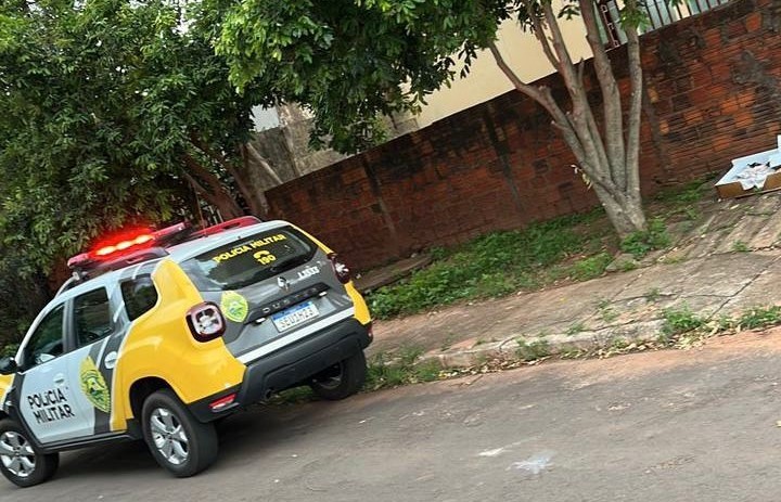 Mulher é encontrada morta com faca cravada no pescoço. Marido autor, esperou a PM na calçada