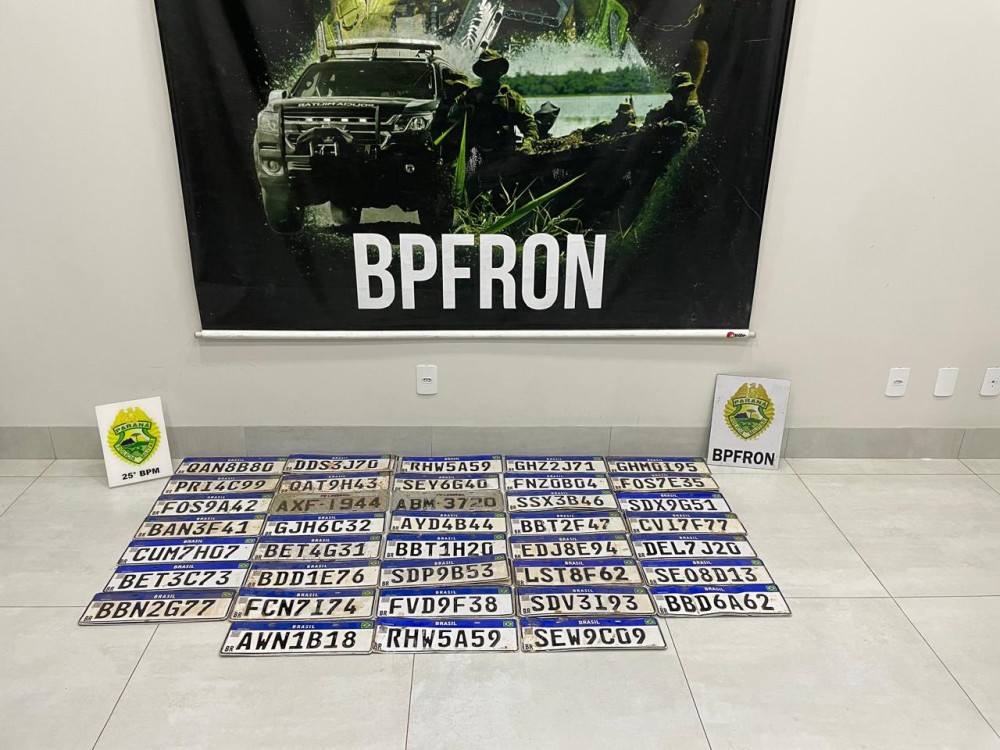 BPFron e PM recuperam caminhonete e apreendem dezenas de placas falsas