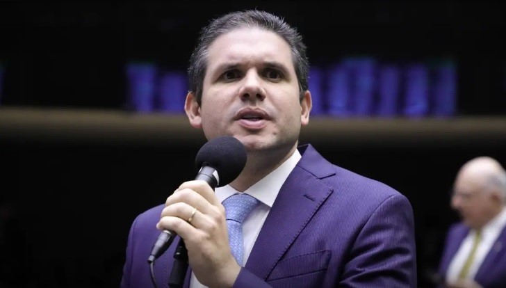 Lira anuncia Hugo Motta como candidato à presidência da Câmara