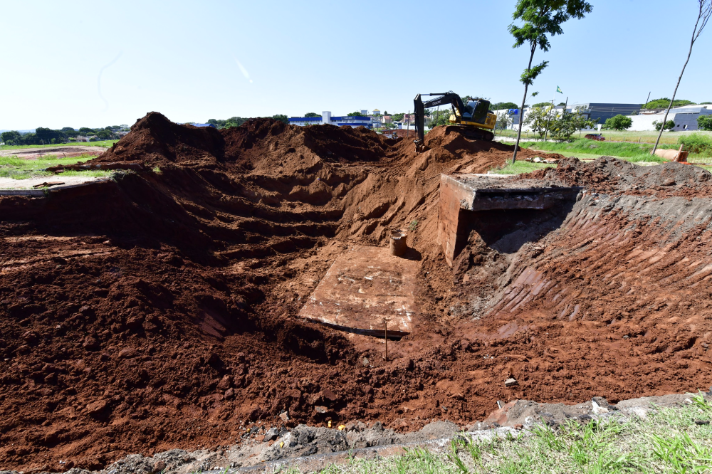 Secretaria de Obras realiza manutenção em caixa de inspeção no final da Parigot de Souza