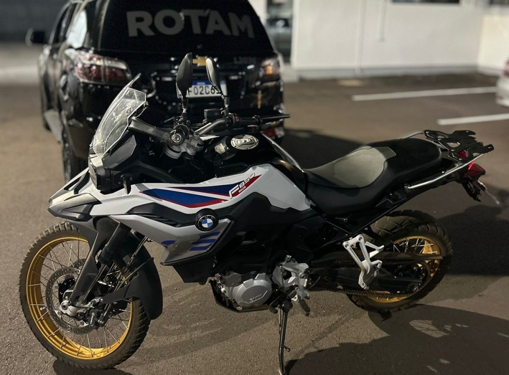 Rotam recupera caminhonete e moto BMW roubados e apreende 1 kg de maconha no Veneza