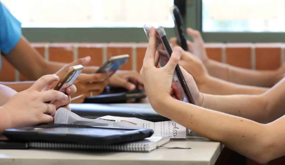 Comissão de Educação aprova na Câmara, projeto que proíbe o uso de celular em escolas