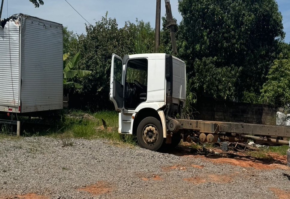 PMs encontram caminhão furtado na rodovia PR-323 em Umuarama