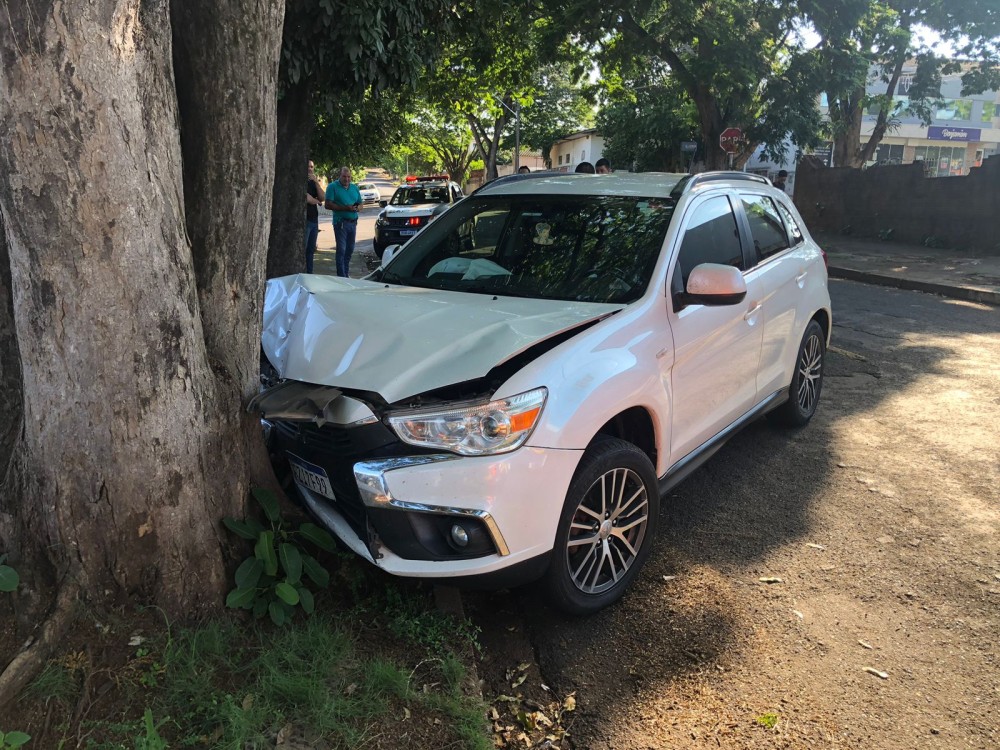Motorista com CNH suspensa se envolve em colisão na avenida Liberdade e bate contra árvore