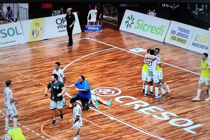 Com vitória sobre o Joinville fora de casa, Umuarama Futsal segue agora nas semifinais da LNF