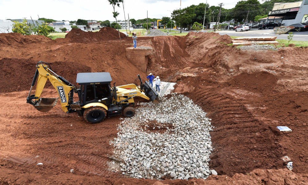 Avança a recuperação de galerias e poços de visita na avenida Governador Parigot de Souza