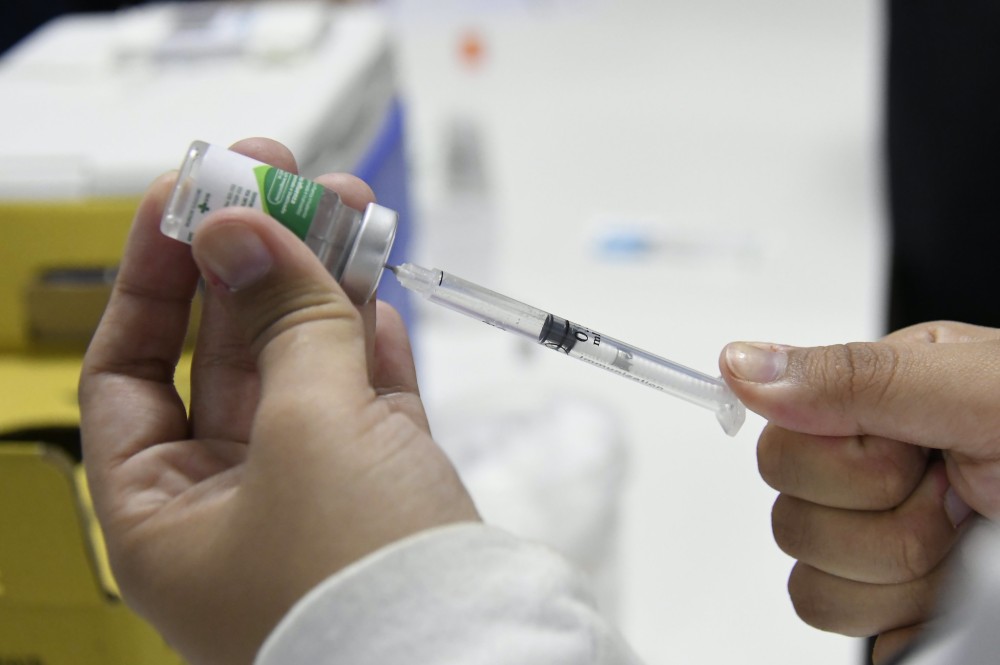 Quem vai viajar para o exterior deve providenciar o Certificado Internacional de Vacinação