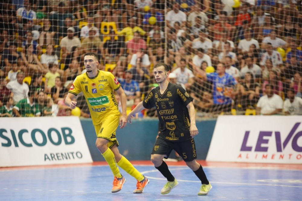 Umuarama e Praia Clube empatam no jogo de ida da semifinal da LNF 2024