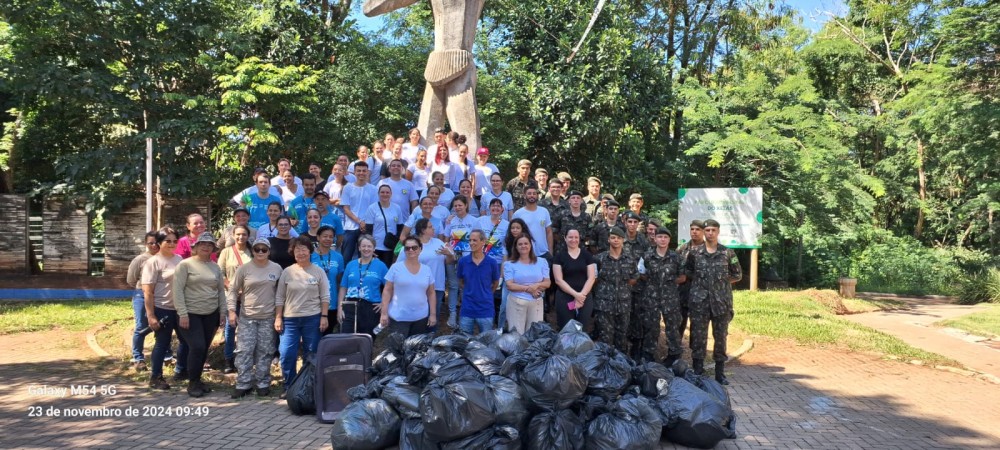 Voluntários retiram quase 150 sacos de lixo do córrego do Bosque dos Xetá